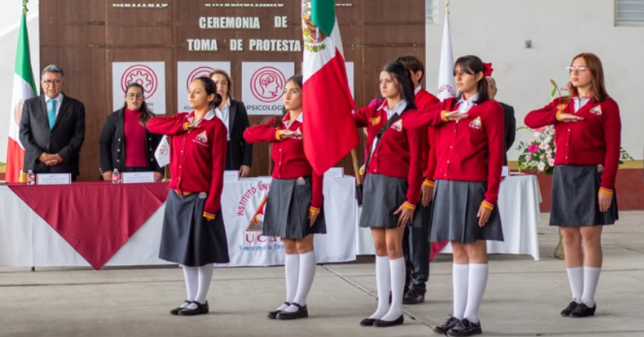 Grupo de estudiantes felices